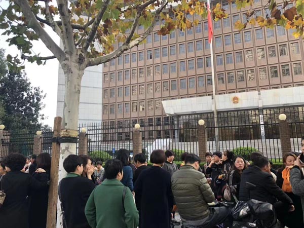 將夫妻共同財產(chǎn)贈與第三人這個行為有效嗎？深圳離婚律師來回答